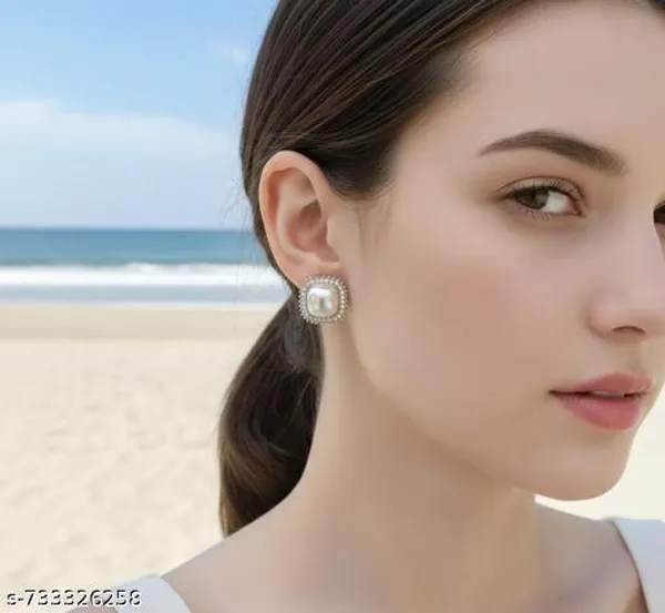 Square_Pearl_Stud_Earrings_With_Crystal_Border