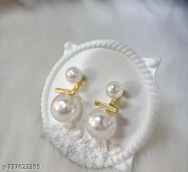 Elegant_Pearl_Stud_Earrings_With_Gold_Bar_Accent