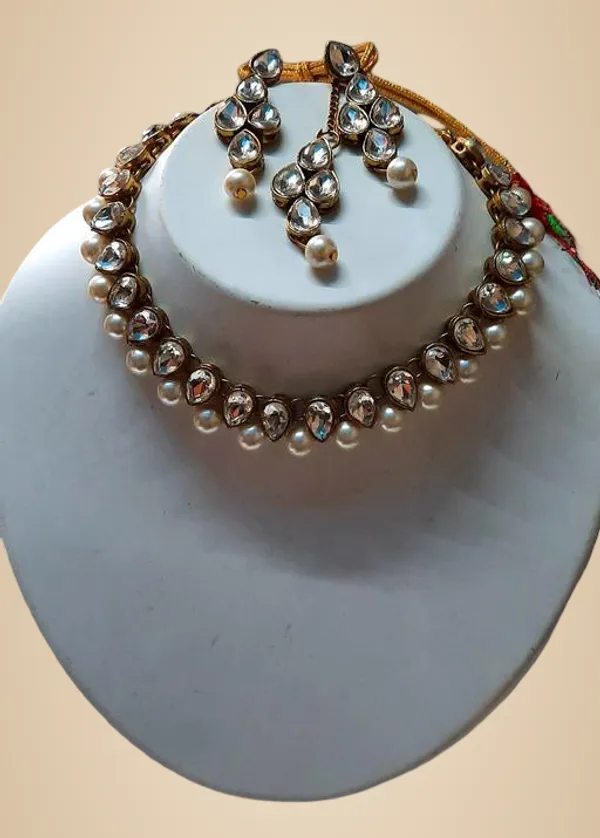 White_Alloy_&_Kundan_Fancy_Design_Maang_Tikka_For_Women