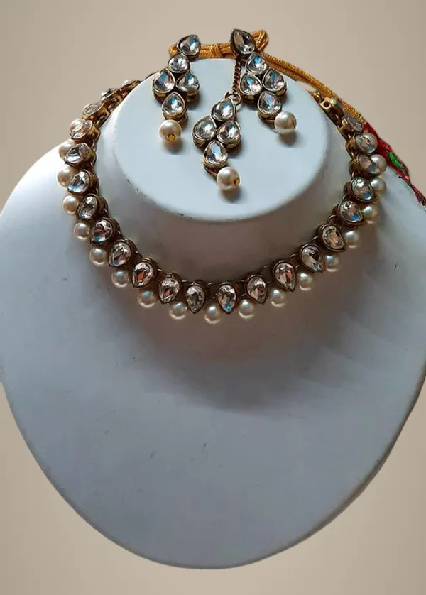 White_Alloy_&_Kundan_Fancy_Design_Maang_Tikka_For_Women
