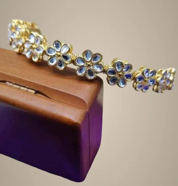 Golden_And_White_Alloy_&_Kundan_Fancy_Design_Hair_Band_For_Women