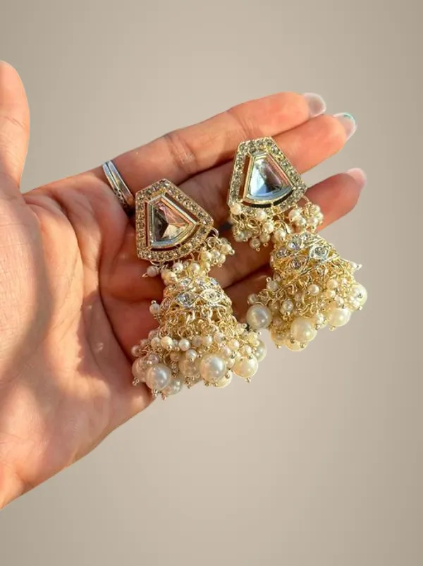 Silver_Alloy_&_Kundan_Fancy_Design_Jhumka_For_Women