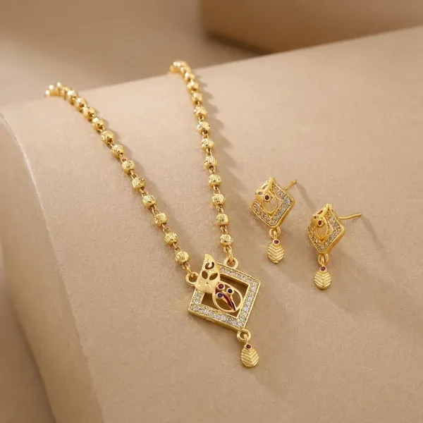 Gold_Toned_Traditional_Diamond_Shaped_Pendant_Necklace_And_Earring_Set