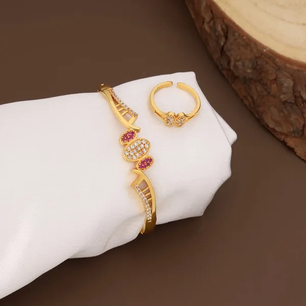 OVEL_BRACELET_WITH_RUBY_STONE