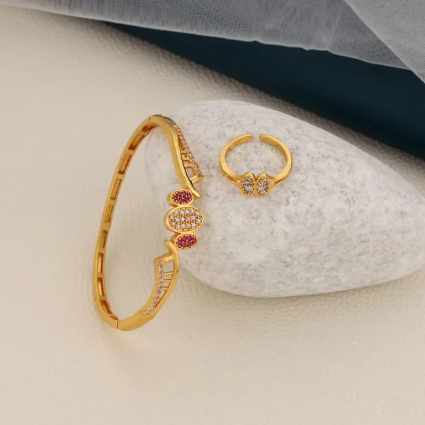 OVEL_BRACELET_WITH_RUBY_STONE