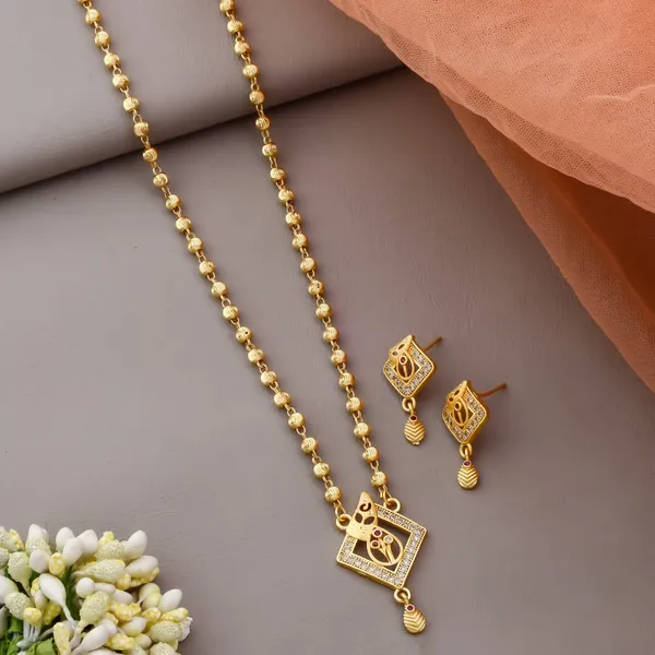 Gold_Toned_Traditional_Diamond_Shaped_Pendant_Necklace_And_Earring_Set