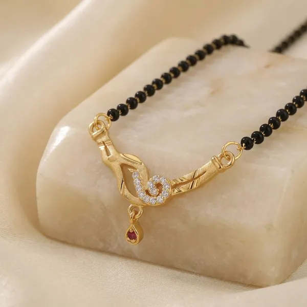 Traditional_Black_Beaded_Mangalsutra_With_Gold_Toned_Pendant