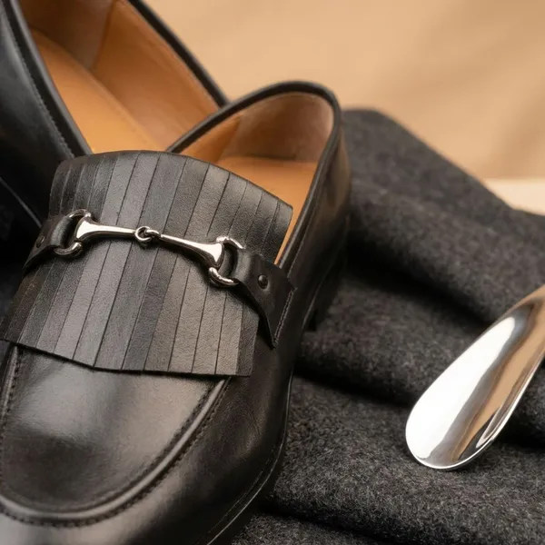Black_Leather_Formal_Loafers_With_Metallic_Buckle_Detail_For_Men