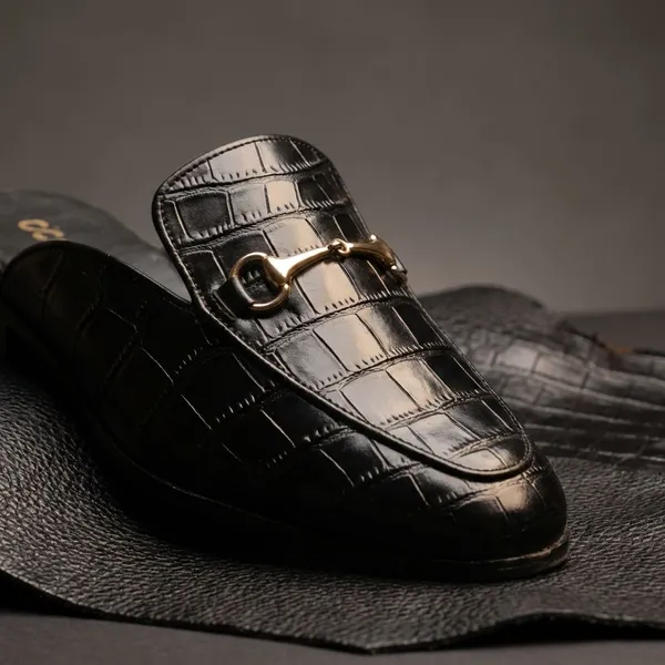 Black_Croc_Textured_Slip_On_Mules_With_Metal_Hardware_Shoes_For_Men