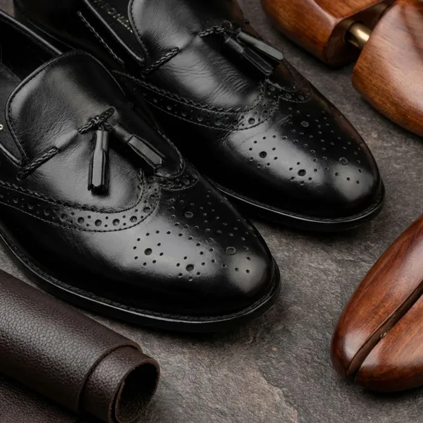 Black_Leather_Tassel_With_Brogue_Detailing_Shoes_For_Men