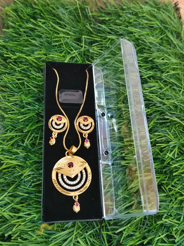 Elegant_Gold_Toned_Necklace_Set_With_Ruby_Stones_And_Circular_Pendant_Design
