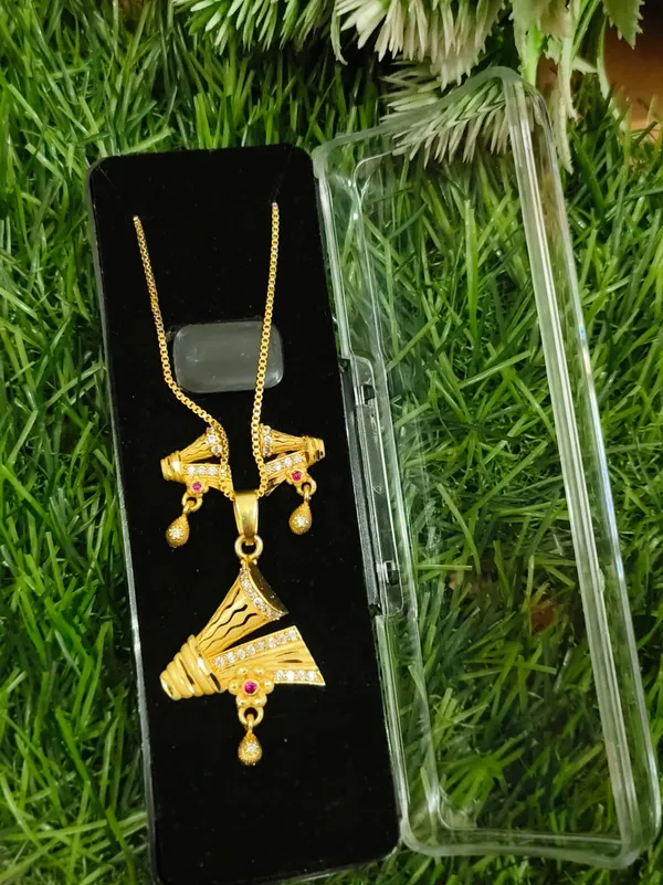 Gold_Plated_Necklace_Set_With_Pink_Stone_Detailing