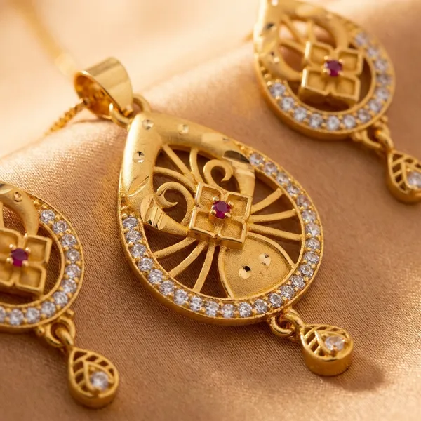 Golden_Teardrop_Pendant_Necklace_With_Matching_Earrings_Set