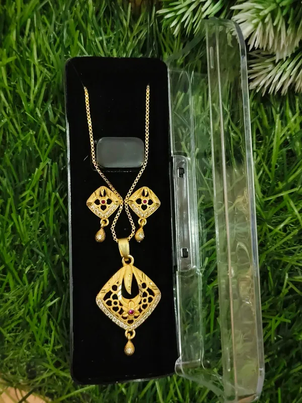 Gold_Plated_Pendant_Set_With_Maroon_Stone_Accents