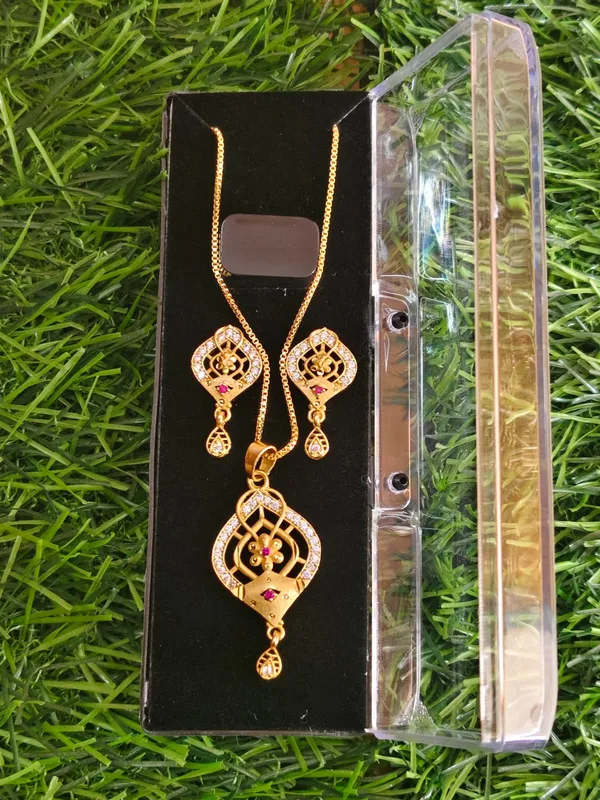 Gold_Toned_Floral_Pendant_Necklace_Set_With_Matching_Earrings
