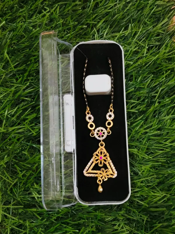 Elegant_Floral_Pendant_Necklace_With_Geometric_Design
