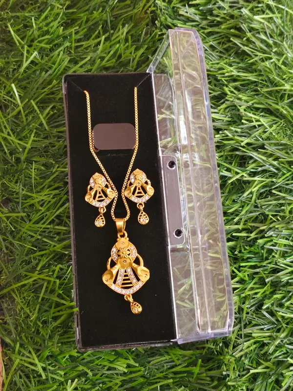 Elegant_Gold_Plated_Pendant_Necklace_Set_With_Matching_Earrings