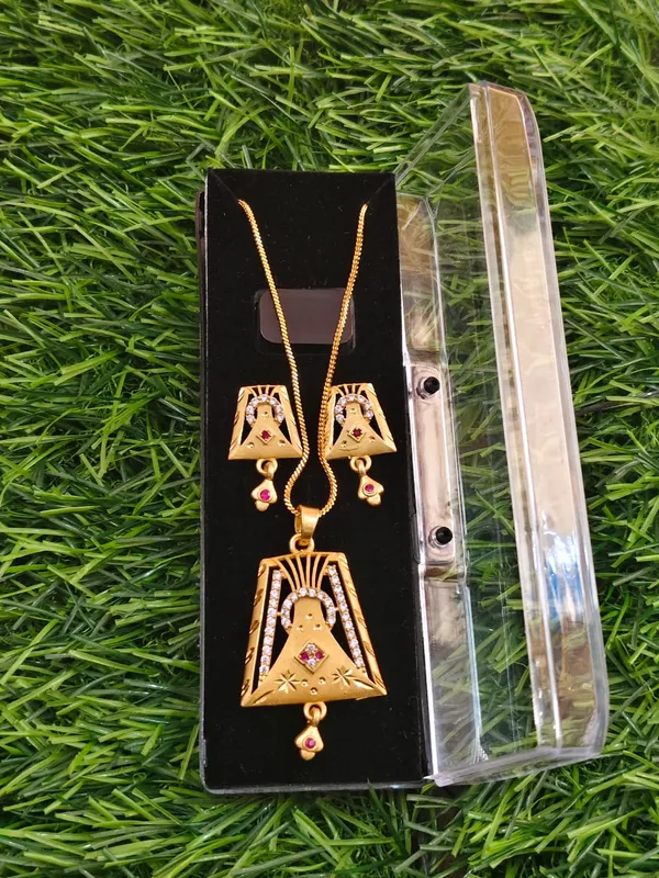 Elegant_Gold_Plated_Pendant_Necklace_Set_With_Matching_Earrings