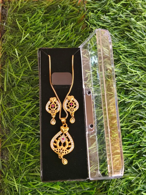 Elegant_Gold_Plated_Pendant_Necklace_Set_With_Purple_Stone_Detailing