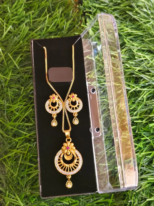 Gold_Toned_Necklace_And_Earring_Set_With_Red_And_White_Stones