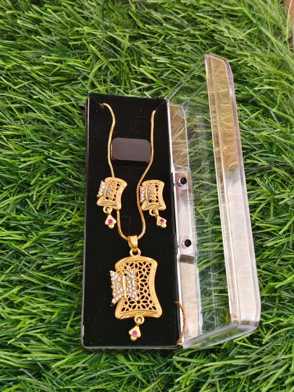 Elegant_Gold_Toned_Rectangular_Pendant_Necklace_Set_With_Matching_Earrings