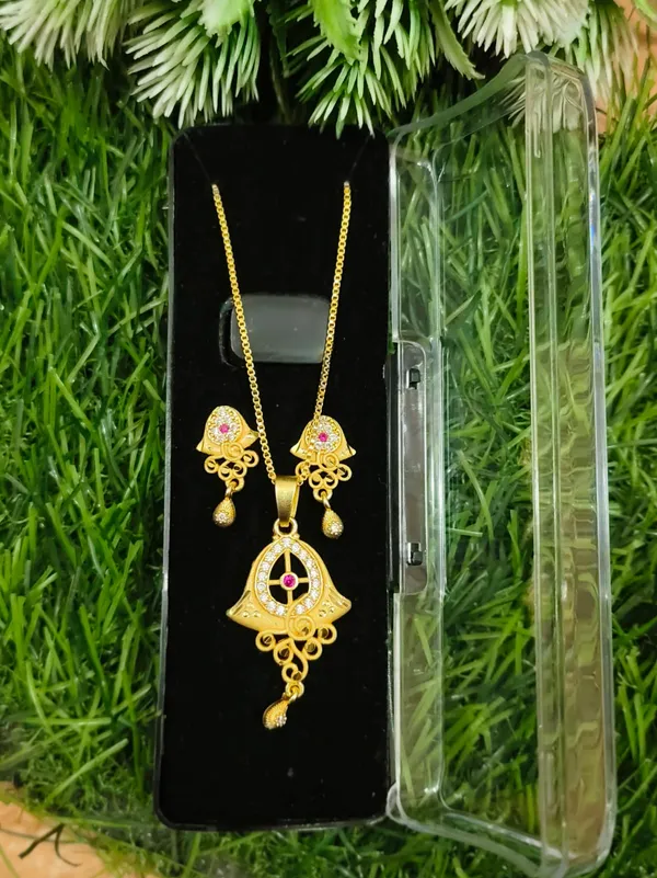 Gold_Plated_Pendant_Necklace_Set_With_Matching_Earrings