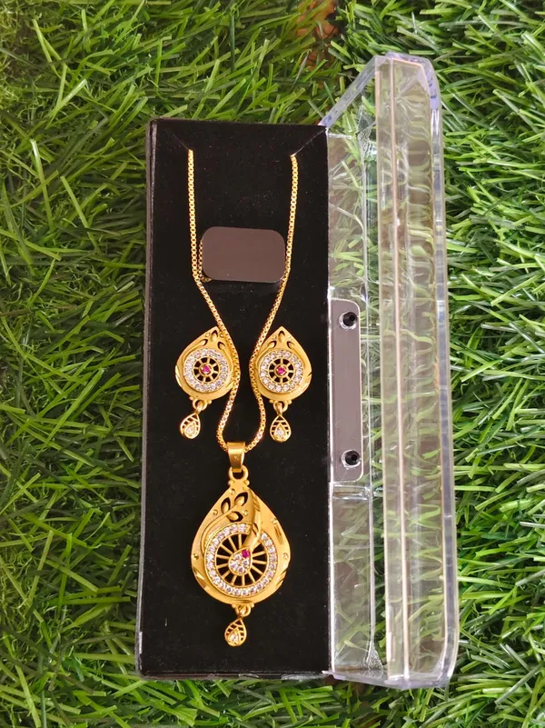 Gold_Plated_Teardrop_Pendant_Necklace_With_Matching_Earrings_Set