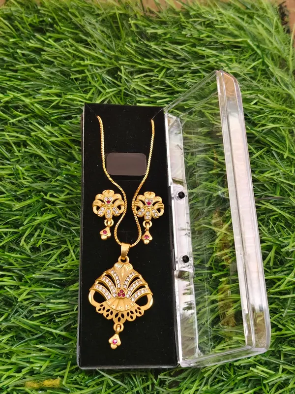 Golden_Floral_Pendant_Necklace_Set_With_Matching_Earrings