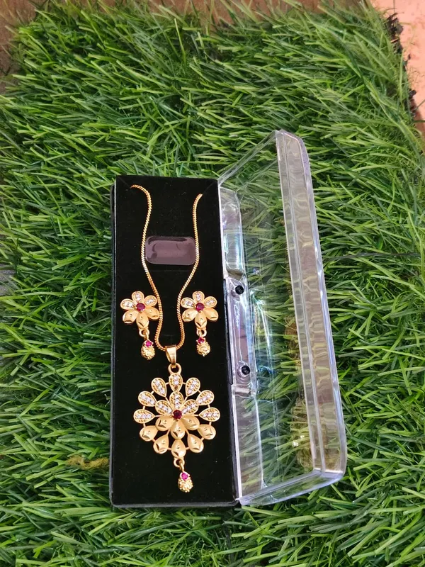 Golden_Floral_Pendant_Necklace_Set_With_Matching_Earrings