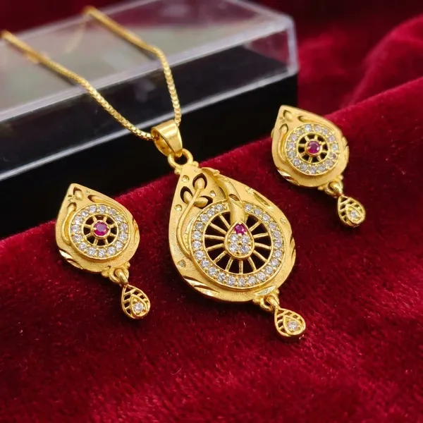 Gold_Plated_Teardrop_Pendant_Necklace_With_Matching_Earrings_Set