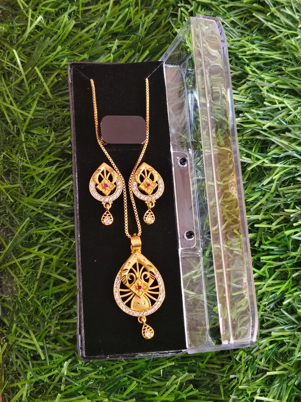 Golden_Teardrop_Pendant_Necklace_With_Matching_Earrings_Set