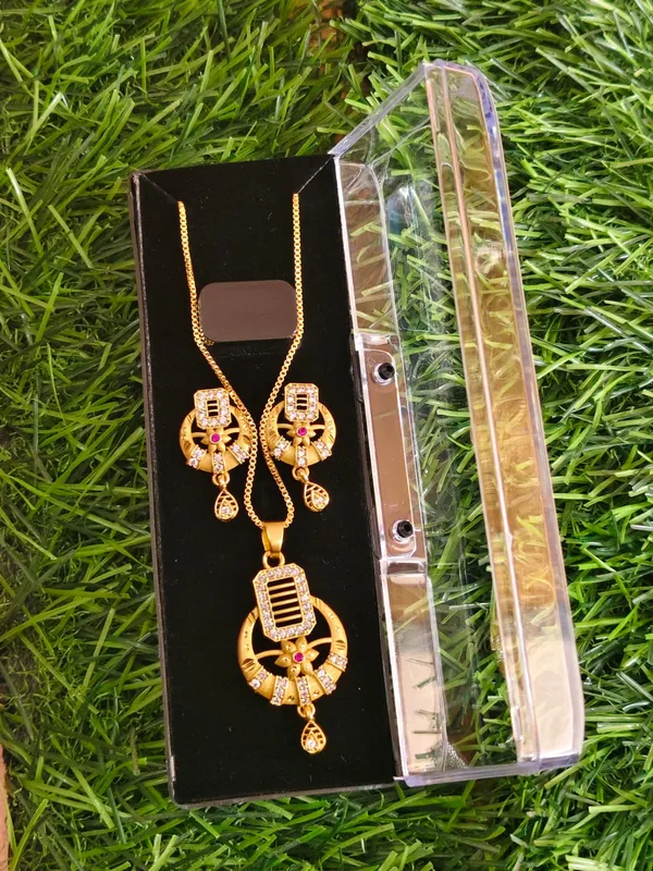 Elegant_Gold_Toned_Pendant_Necklace_Set_With_Matching_Earrings
