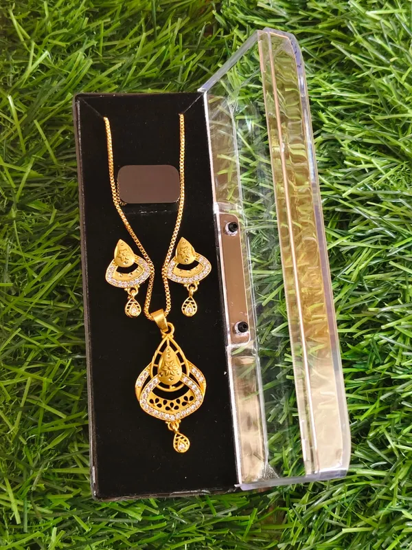 Gold_Toned_Necklace_And_Earrings_Set_With_Intricate_Detailing