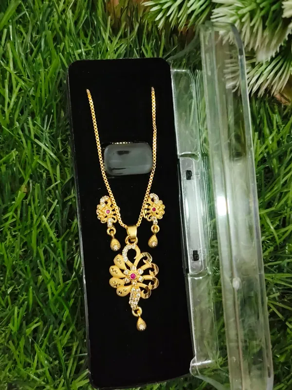 Gold_Toned_Peacock_Pendant_Necklace_With_Pink_Stones