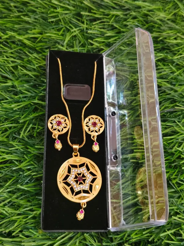 Gold_Toned_Pendant_Necklace_Set_With_Matching_Earrings_Star_Floral_Design_With_Pink_Accents