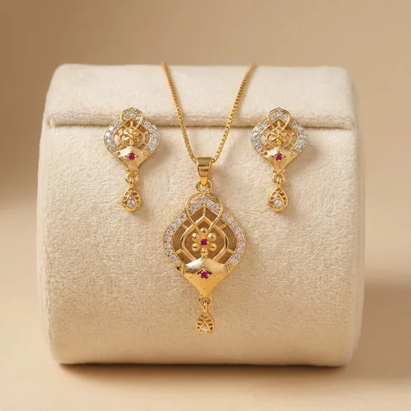 Gold_Toned_Kundan_Pendant_Necklace_Set_With_Earrings
