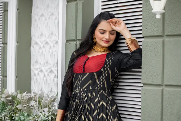 Black_Soft_Silk_Zari_Weaving_Ethnic_Dresses_Gown_For_Women