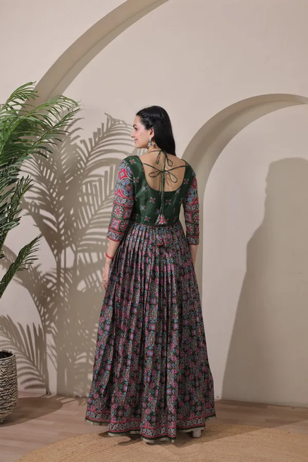 Green_Silk_Blend_Printed_Ethnic_Dresses_Gown_For_Women
