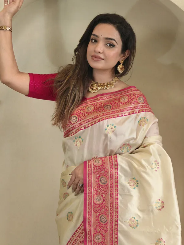 White_Banarasi_Silk_Weaving_Saree_For_Women