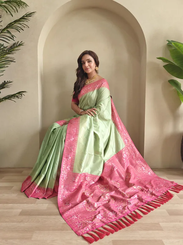 Parrot_Green_Dual_Tone_Silk_Weaving_Saree_For_Women