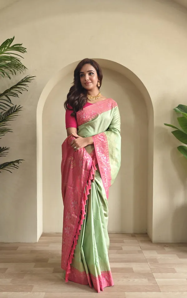 Parrot_Green_Dual_Tone_Silk_Weaving_Saree_For_Women