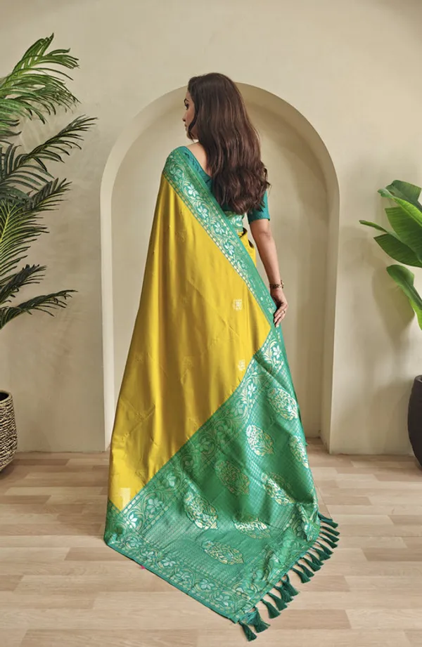 Pista_Dual_Tone_Silk_Weaving_Saree_For_Women