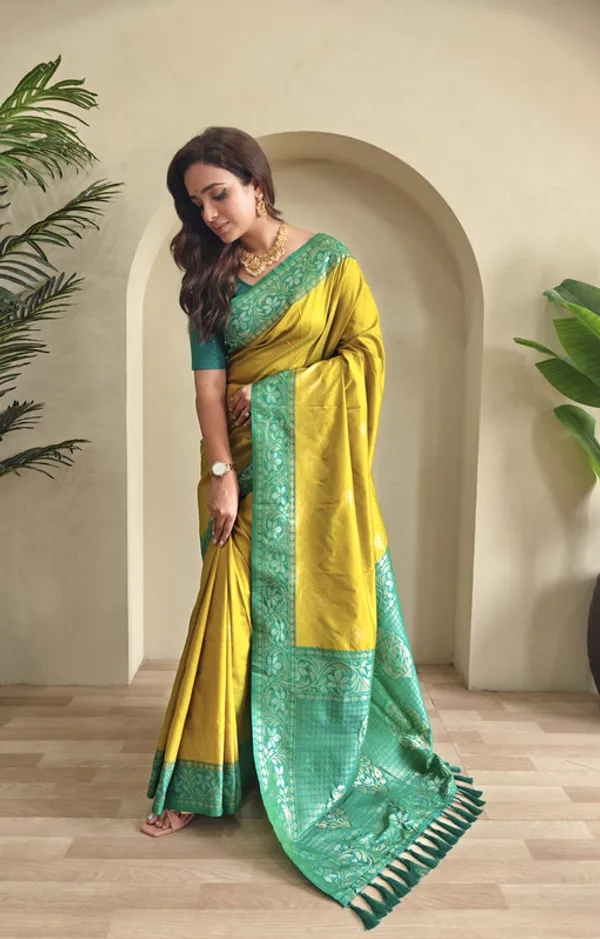Pista_Dual_Tone_Silk_Weaving_Saree_For_Women