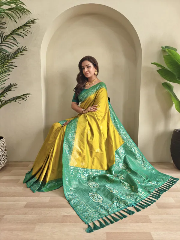 Pista_Dual_Tone_Silk_Weaving_Saree_For_Women