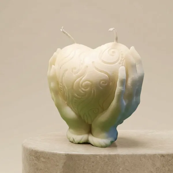 Light_Green_Holding_Heart_Candle_For_Home_Decor