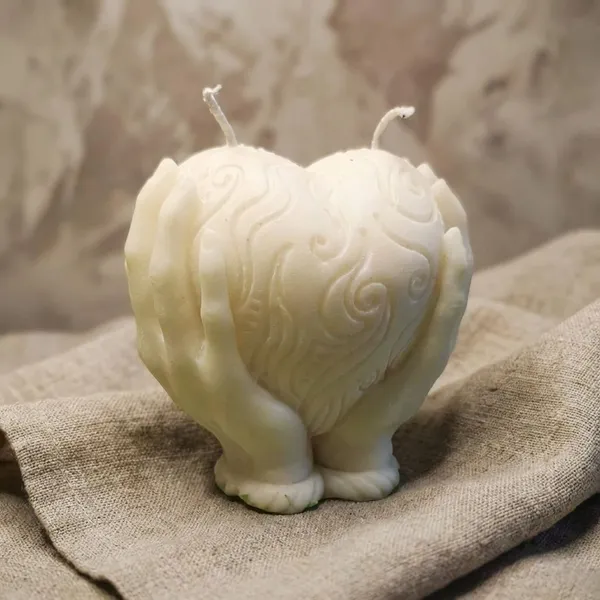 Light_Green_Holding_Heart_Candle_For_Home_Decor