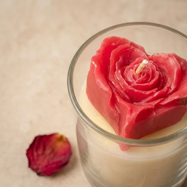 Red_And_White_Rose_Bloom_In_A_Glass_Candle_For_Home_Decor