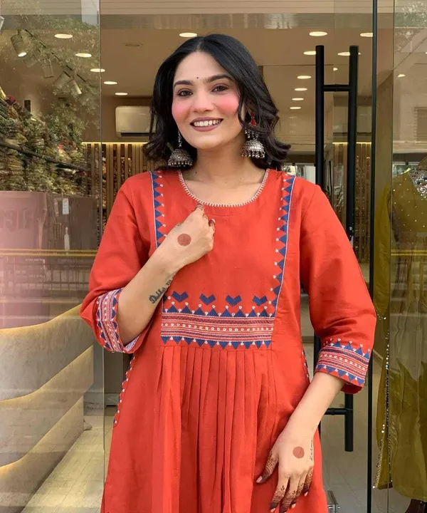 Women_S_Rayon_Embroidered_Kurti_With_Pant_Set