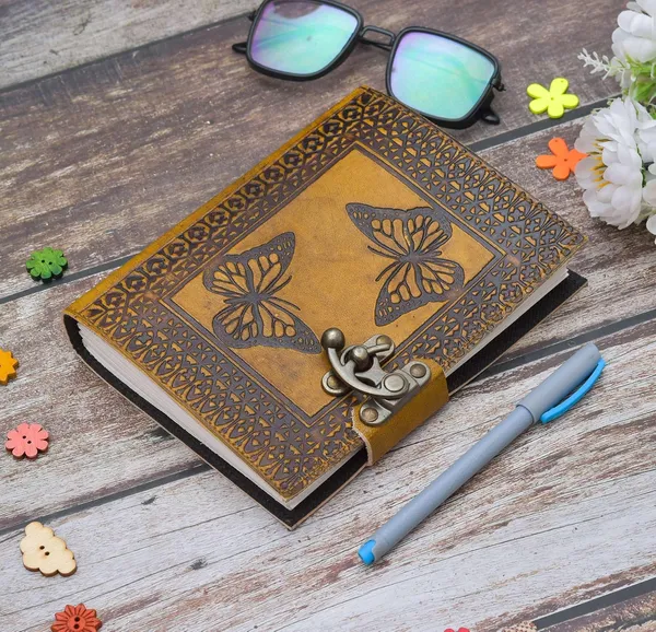 Leather_Journal_With_Metal_Lock