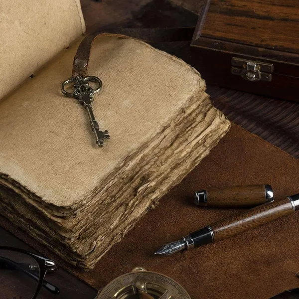 Leather_Journal_With_Key_Closure